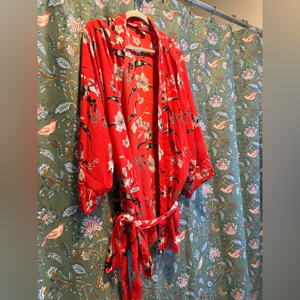 Say What? Red and White Floral Kimono
brand new beautiful